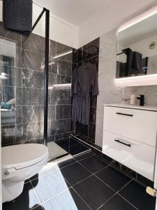 Ένα μπάνιο στο My Resid Appart Divina Cannes Marina vue mer