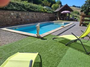 Bazén v ubytování gite de la voie ferrée nebo v jeho okolí