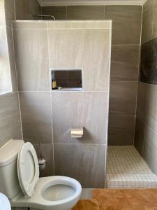 Phòng tắm tại Luxurious 6 bed 6 baths in Sunridge - 2299 +90 ảnh