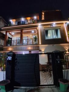 Το κτήριο όπου στεγάζεται  η βίλα +8 φωτογραφίες