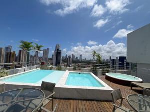 Piscina de la sau aproape de Manaíra Apart Hotel