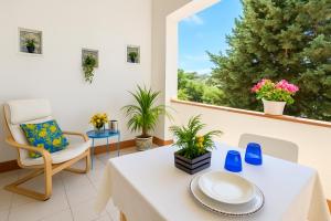 une salle à manger avec une table et une fenêtre dans l'établissement "Stella Home " Perfetto per le tue vacanze in Sicilia sul Golfo di Castellammare ! Relax a pochi mt dal mare per Amici e Famiglie, à Alcamo Marina