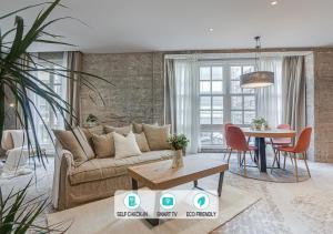 een woonkamer met een bank en een tafel bij Metropolitan Boutique in A Coruña