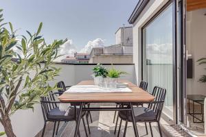een houten tafel en stoelen op een balkon bij Santa Lucía in A Coruña +94 foto's