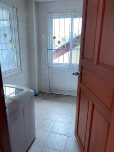 Ένα μπάνιο στο Phra Singh 64 Old City Center Stay