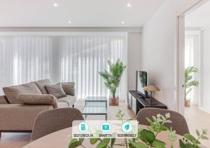 een woonkamer met een bank en een tafel bij Santa Lucía in A Coruña