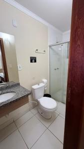 ein Badezimmer mit Toilette, Waschbecken und Dusche in der Unterkunft Hotel Express - Leva e busca no aeroporto grátis 24 horas in Várzea Grande