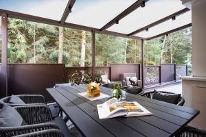 Un gran comedor con mesa y sillas. en Appartements Laura, en Mayrhofen