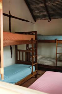 Giường trong phòng chung tại La Choza Playa Venao