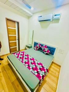 ein großes Bett in einem Zimmer mit Avertisation in der Unterkunft Luxury villa hotel and retro in Bathinda