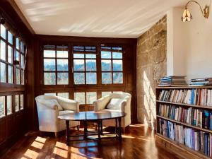 ein Wohnzimmer mit zwei Stühlen und einem Tisch in der Unterkunft Prioral Countryside Villa in Miño