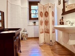 ein Badezimmer mit Waschbecken, Toilette und Dusche in der Unterkunft Prioral Countryside Villa in Miño + 30 Fotos