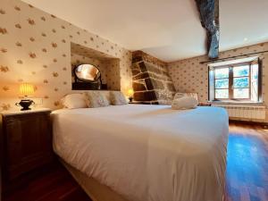 ein Schlafzimmer mit einem großen weißen Bett in einem Zimmer in der Unterkunft Prioral Countryside Villa in Miño