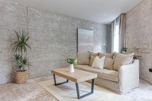een woonkamer met een bank en een salontafel bij Metropolitan Boutique in A Coruña