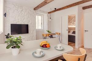un soggiorno con tavolo bianco e frutta di Old Quarter Boutique a La Coruña