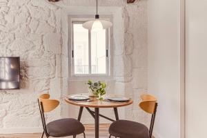 una sala da pranzo con tavolo e sedie di Old Quarter Boutique a La Coruña