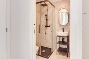 un bagno con doccia, lavandino e specchio di Old Quarter Boutique a La Coruña