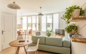 een woonkamer met een bank en een tafel bij Downtown La Torre in A Coruña