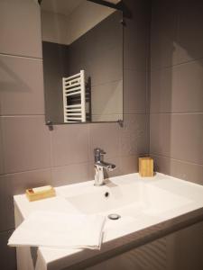 Et badeværelse på Appartement semi-troglodytique