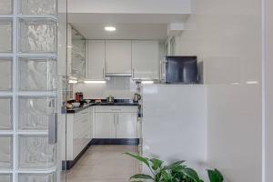 Køkken eller tekøkken på Riazor Ocean View Apartment + 13 billeder