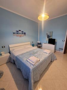 ein Schlafzimmer mit einem großen Bett, auf dem Handtücher liegen in der Unterkunft Casa di Ginevra in Gallipoli