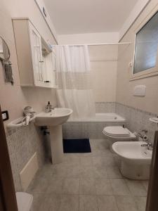 ein Badezimmer mit Waschbecken, Toilette und Dusche in der Unterkunft Casa di Ginevra in Gallipoli + 32 Fotos