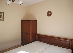 En eller flere senge i et værelse på Sportowa 34