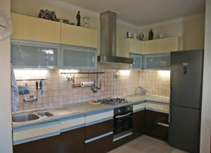 a kitchen with a sink and a refrigerator at Sportowa 34 in Bełchatów