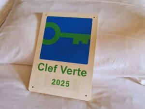a sign on a bed that reads get verified at ibis budget Mâcon Nord in Mâcon