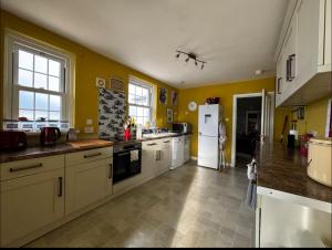 Η κουζίνα ή μικρή κουζίνα στο Lighthouse Keepers Cottage