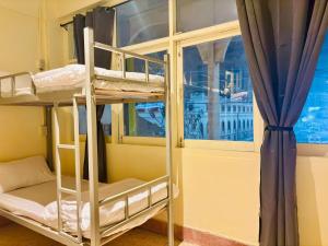 Postel nebo postele na pokoji v ubytování Sukhum Charoen Krung Tak-Sin bridge guest house