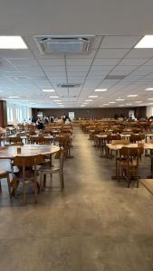 een ruimte met tafels en stoelen en mensen in een klaslokaal bij Hotel Vila Cop in Belém