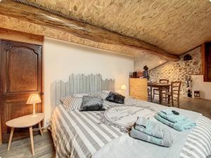 a bedroom with a bed with two towels on it at Chambre d'hôtes familiale Marina in Sampzon