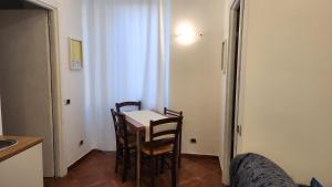 RianoAlloggio all’Ombra del Campanile的房间里有一张桌子和几把椅子的厨房 更多18张照片