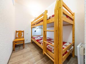 a bunk bed room with two bunk beds and a chair at Appartement cosy 6 pers au pied des pistes - FR-1-807-1 in Saint-François-Longchamp