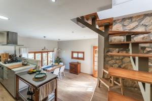 Kuchyň nebo kuchyňský kout v ubytování Casa Olivella #7 by Happy Houses Barcelona