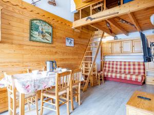 圣费朗索瓦-隆尚Duplex 6 pers charme alpin, pied pistes - FR-1-807-79的小屋内带桌椅的用餐室