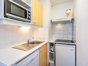 a small kitchen with a sink and a microwave at Appartement 6 pers, pieds des pistes, St-François-Longchamp - FR-1-807-105 in Saint-François-Longchamp