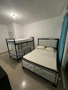 Ένα ή περισσότερα κρεβάτια σε δωμάτιο στο villa fortuna