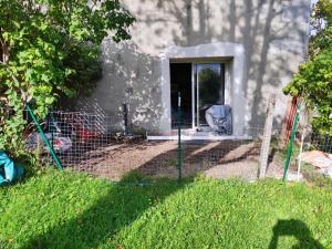 a fence in front of a house at Logis vouté les hirondelles 