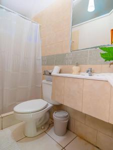 Koupelna v ubytování Bonsai Rentals - West Bay Private Rooms