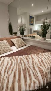 滨海雅尔La petite Croisière - Vue Mer的带厨房的客房内设有两张大床