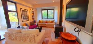 Cala LlombardsVilla Embarcadero的配有两张沙发和一台平板电视的客厅