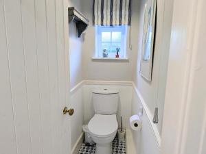 ein Badezimmer mit Toilette und Fenster in der Unterkunft Normanby Cottage Runswick Bay in Runswick + 31 Fotos