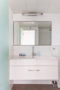 Φωτογραφία από το άλμπουμ του O&O Group - Iconic Tower 3BR Frontline Sea View σε Bat Yam