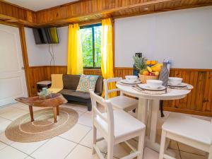 Χώρος καθιστικού στο West Bay 2 Double Beds, Pool, Porch, Shuttle