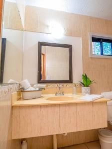 Ένα μπάνιο στο West Bay 2 Double Beds, Pool, Porch, Shuttle