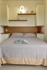 una camera da letto con un letto e un accappatoio. di Janela da Canastra a Capitólio