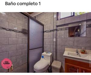 ウビタにあるCasa Selva Vivaのトイレと洗面台のあるバスルーム +12枚の写真
