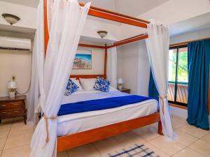 ウェスト・ベイにあるBonsai rentals - West Bay Private Roomsのベッドルーム(天蓋付きベッド1台、窓付) +24枚の写真